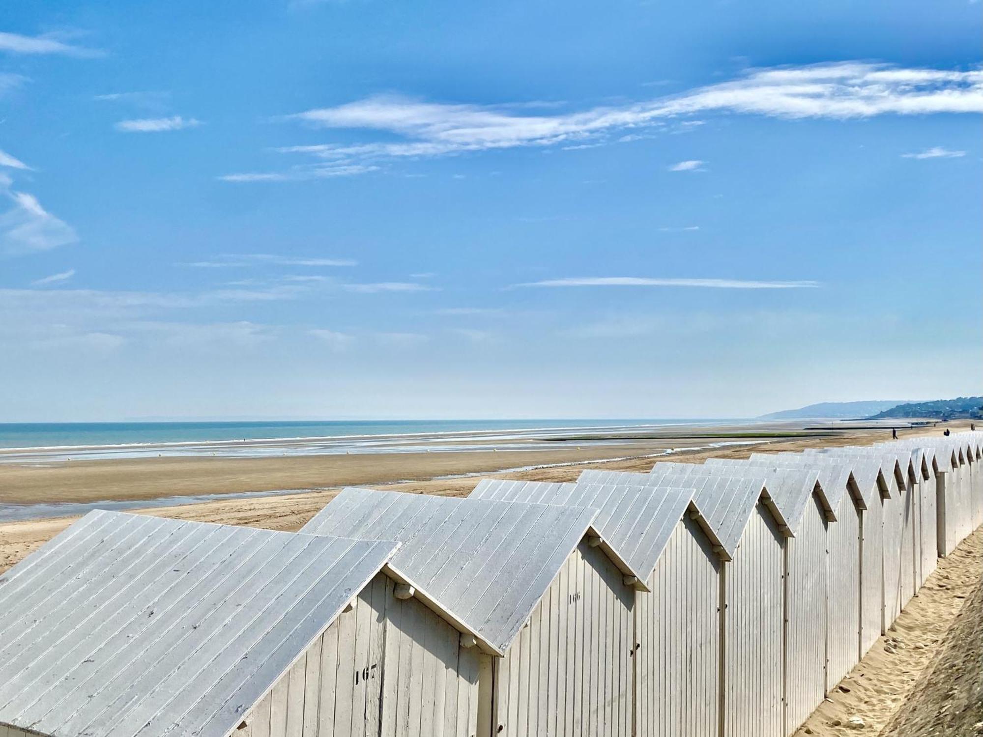 LA CLEF DES VILLES - Hyper centre - Grande Terrasse panoramique vue mer-plage à 50m- Box internet et Netflix Villers-sur-Mer Esterno foto